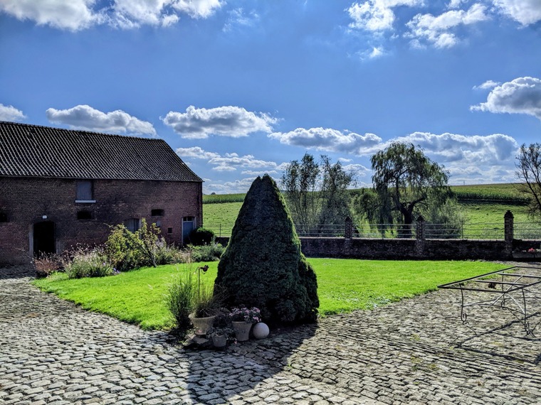 La cour de la ferme Devroede en 2024