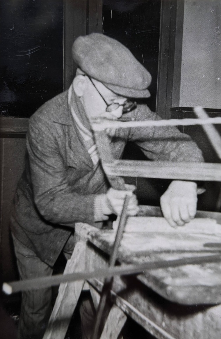 Le menuisier Victor Vast au travail dans son atelier