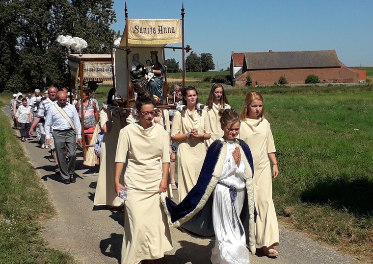 La procession sur un chemin