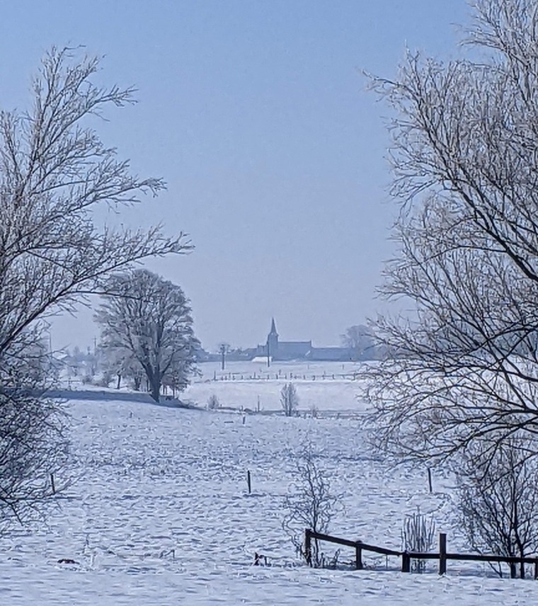 Au loin, l’église de Labliau pendant l’hiver 2023-2024